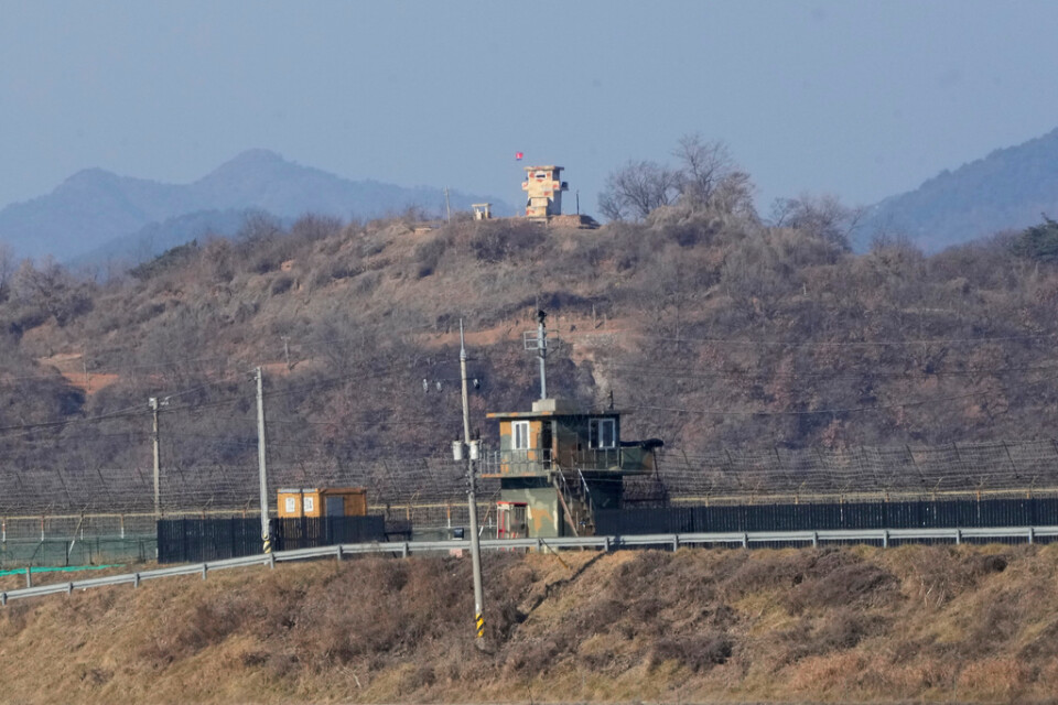 En person tros ha tagit sig fram och tillbaka över den hårdbevakade gränsen mellan Nord- och Sydkorea.