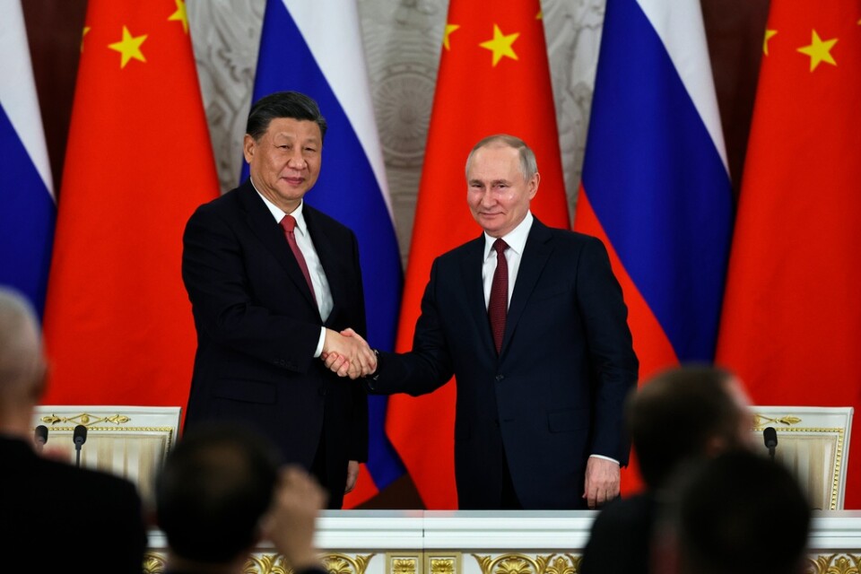 President Xi Jinping skakar sin ryske kollega Vladimir Putins hand under ett besök i Moskva i mars.