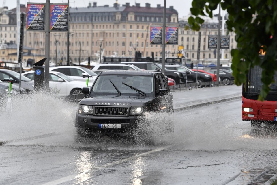 Trafikverket är ute med sugbilar för att få bort vattenmassorna, enligt räddningstjänsten i Stockholm.