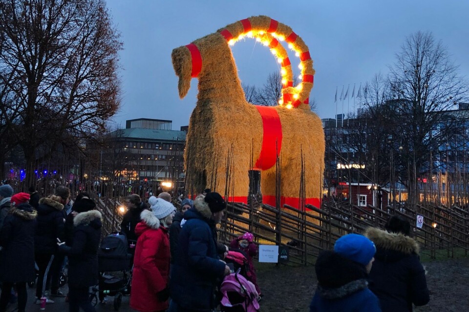 Årets upplaga av Gävlebocken invigdes på Slottstorget den 2 december. På julaftonsmorgonen stod den fortfarande kvar.