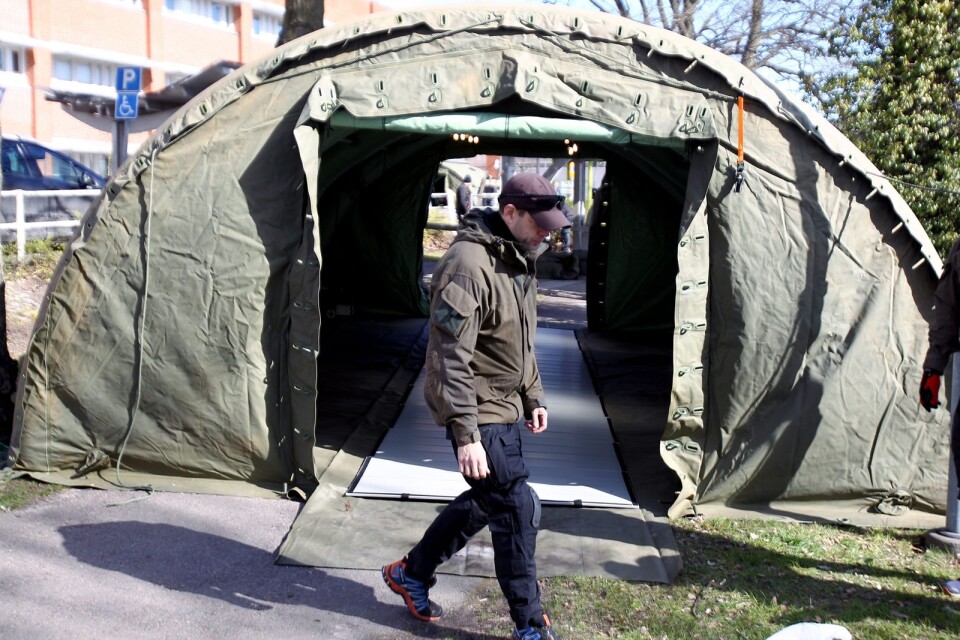Försvarsutbildarna monterade under lördagen tre tält utanför akuten i Kalmar.