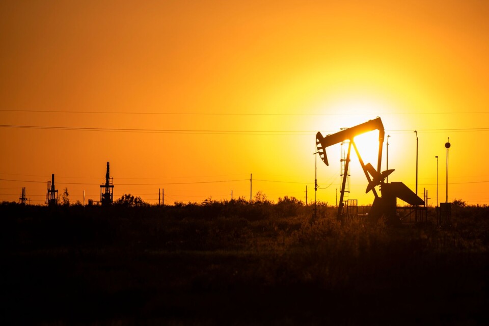 ”Med skärpta klimatmål från såväl EU som USA startar nu kapplöpningen ut ur det fossila samhället på allvar.” På bilden: ett företag i Midland, Texas, USA, pumpar upp olja.