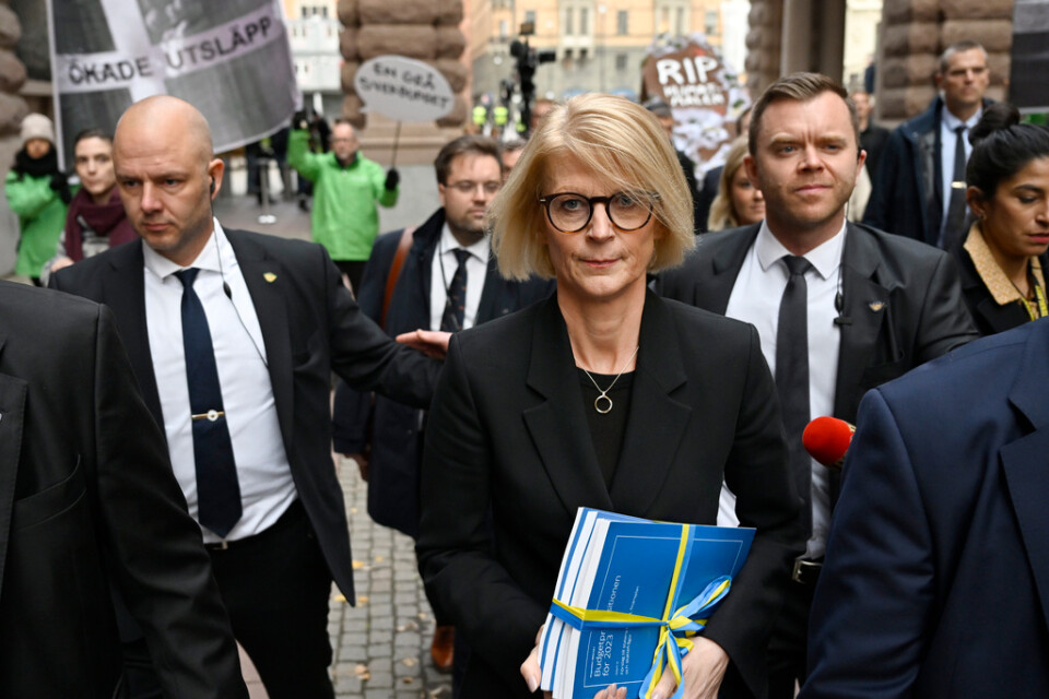 En stram finansminister Elisabeth Svantesson (M) på budgetpromenad. Arkivbild.