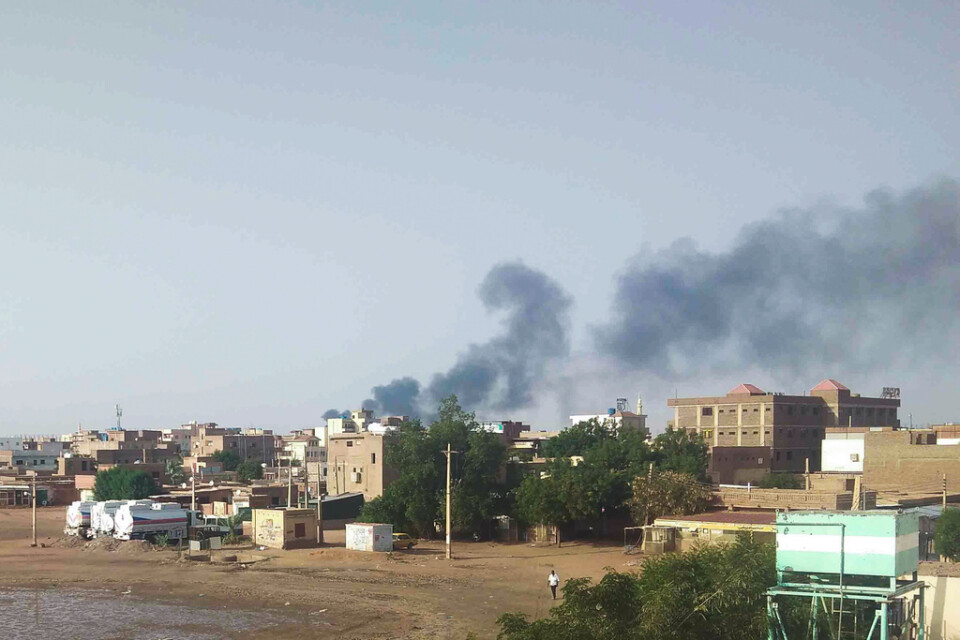 I juni (bilden) steg rök från förstörelse över Sudans huvudstad Khartoum och i helgen har nya hårda strider mellan armén och de paramilitära RSF-styrkorna brutit ut där regeringsbyggnader attackerats och börjat brinna. Arkivbild.