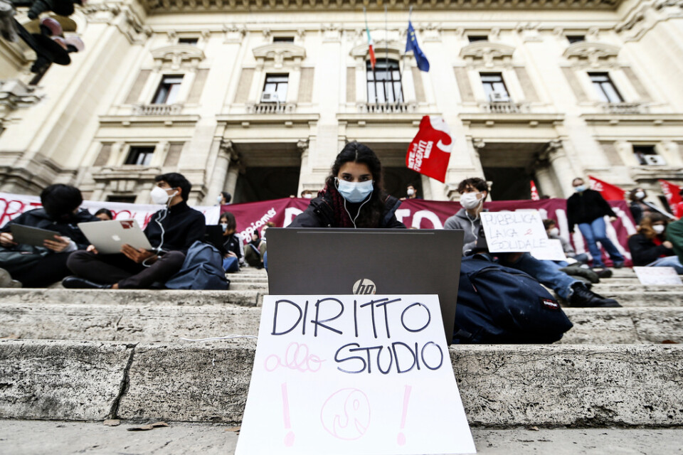 Italienska elever protesterar mot distansundervisningen vid utbildningsdepartementet i Rom.