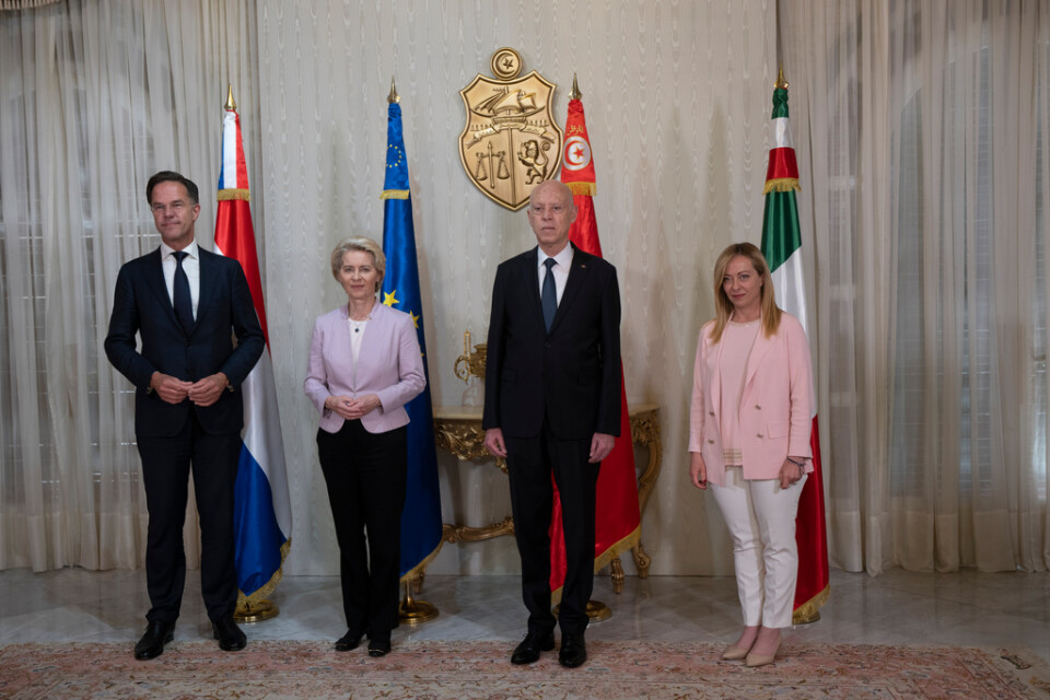 EU-kommissionens ordförande Ursula von der Leyen och Tunisiens president Kais Saied i mitten, flankerade av Nederländernas premiärminister Mark Rutte och Italiens premiärminister Georgia Meloni.