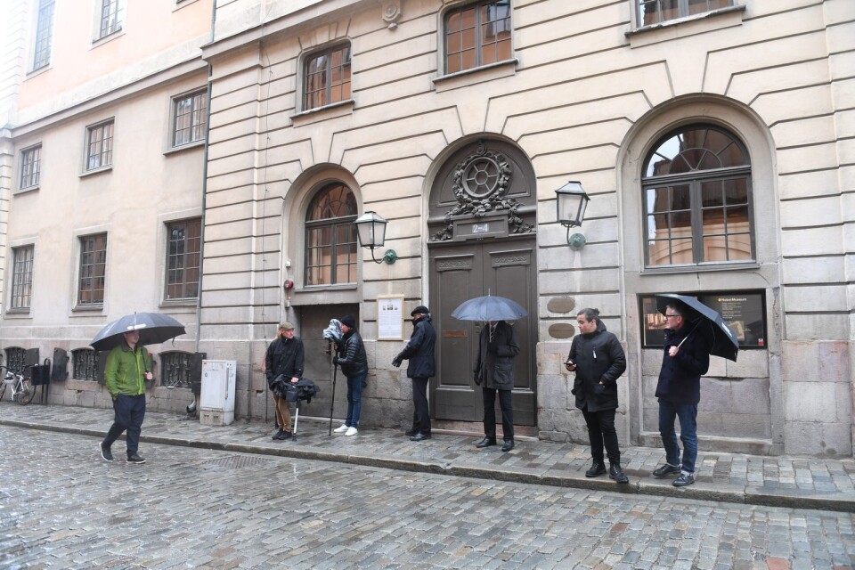 Journalister väntar utanför Börshuset i Stockholm under ett av Svenska Akademiens torsdagsmöten i våras.