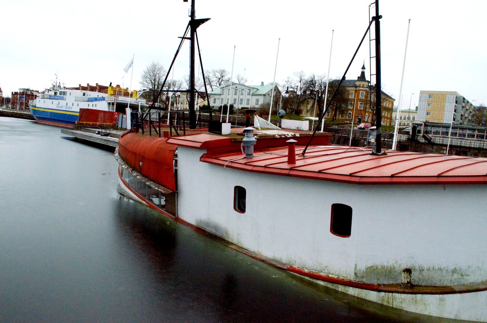 Glassbåten höll på att sjunka i januari 2015. Länspumpningen gav resultat efter några timmars pumpande.