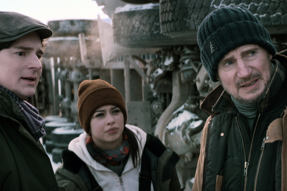En mesig försäkringsagent (Benjamin Walker), en ung brottsling (Amber Midthunder) och en långtradarveteran (Liam Neeson) välter på isvägen och äventyrar sitt räddningsuppdrag. Pressbild.