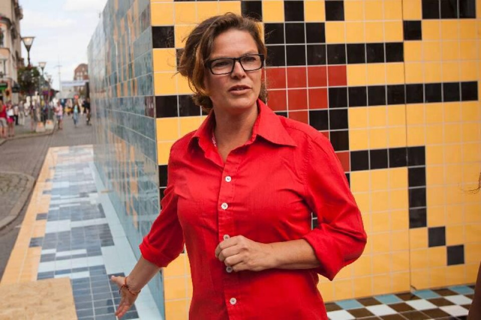 Cecilia Sterner basar för konstutbudet på Hamngatan. Här har amerikanska konstnären Lisa Anne Auerbach kaklat in ett helt hus med färgglada mönster och budskap, och inuti bygger Sonja Nilsson ett "oändligt" rum av speglar.