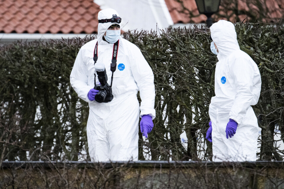 Polisens kriminaltekniker på plats vid en fastighet utanför Hammenhög där en man hittades mördad i den 5 februari. Arkivbild.