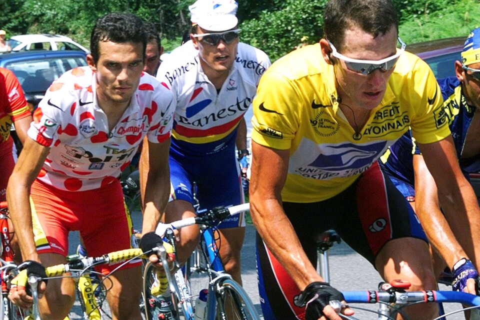 Richard Virenque, till vänster, i kamp med Lance Armstrong i gula ledartröjan.