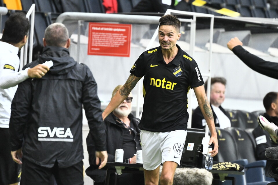 Mikael Lustig sprang förbi Hamarbys bänk innan han firade sitt 3–0-mål med sina lagkamrater.