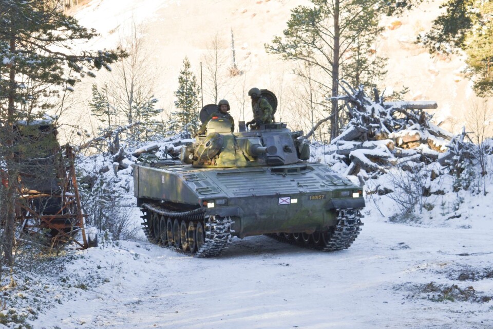 Ett svenskt stridsfordon 90 på övning i Norge.
