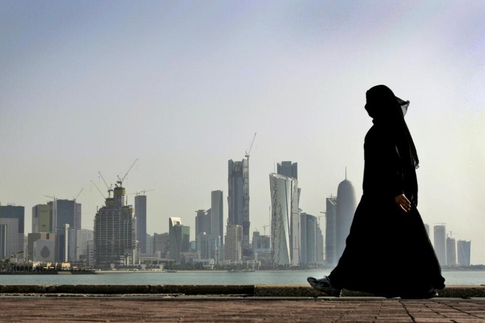 En saudisk domstol har beslutat att en man måste skaffa pass åt sin dotter, som han inte har träffat på sex år. Kvinnor i landet behöver få tillstånd från manliga förmyndare, som kan vara fäder, makar eller andra släktingar, för att bland annat resa el