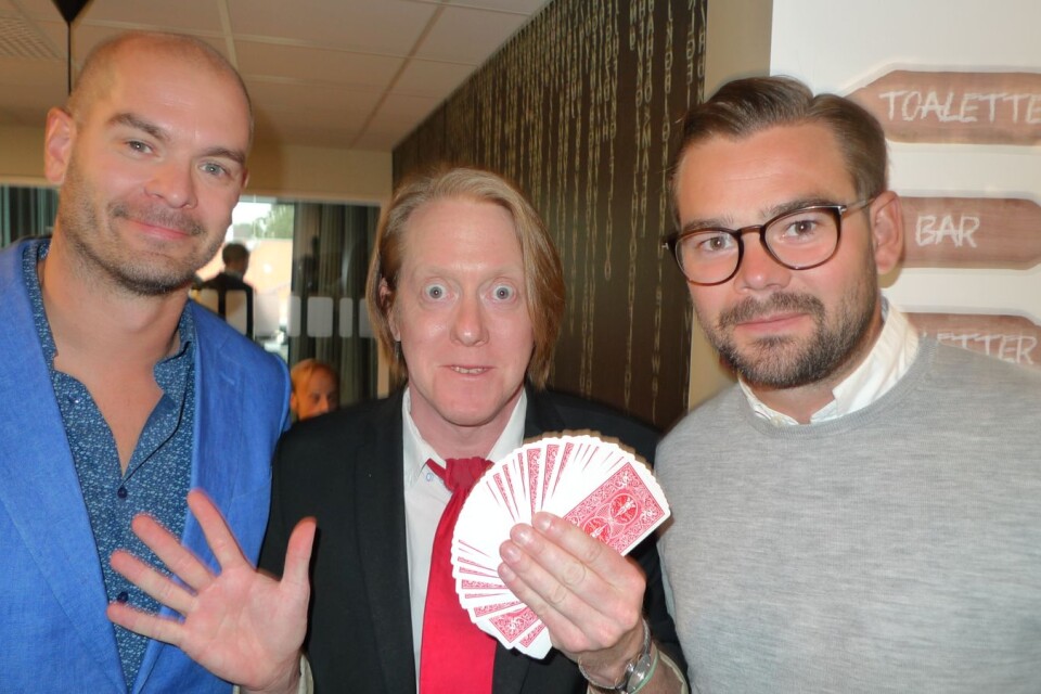 Magikern Fredrik Karlsson underhöll gästerna, här Eric Rosander och Viktor Hallrup.