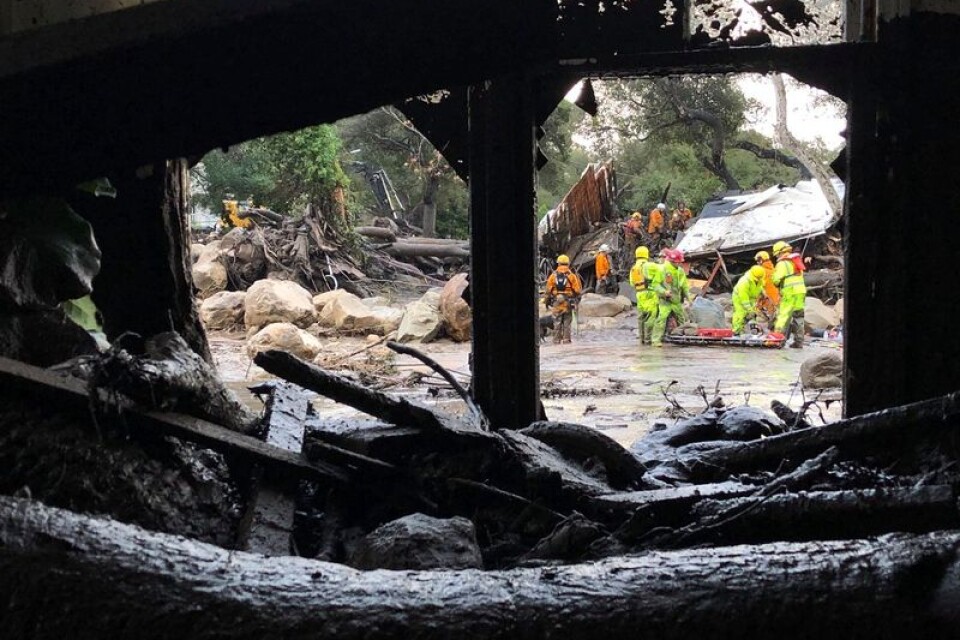 Räddningsarbetare arbetar med insatser efter jordskredet i Montecito, Kalifornien.