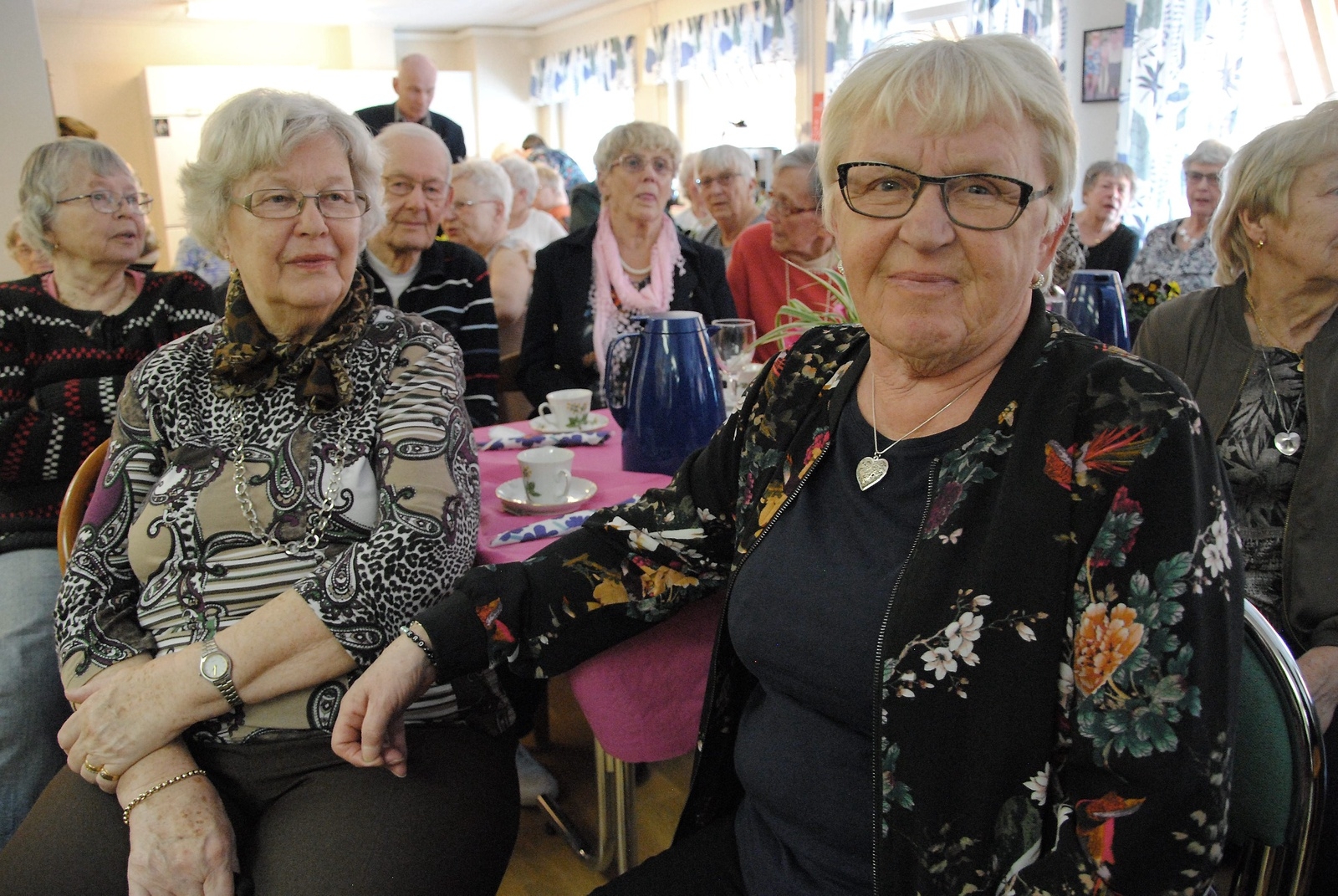 Karin Hildingsson och Monica Carlsson satt längst fram och trivdes när Trollebo firade 15-årsjubileum.
