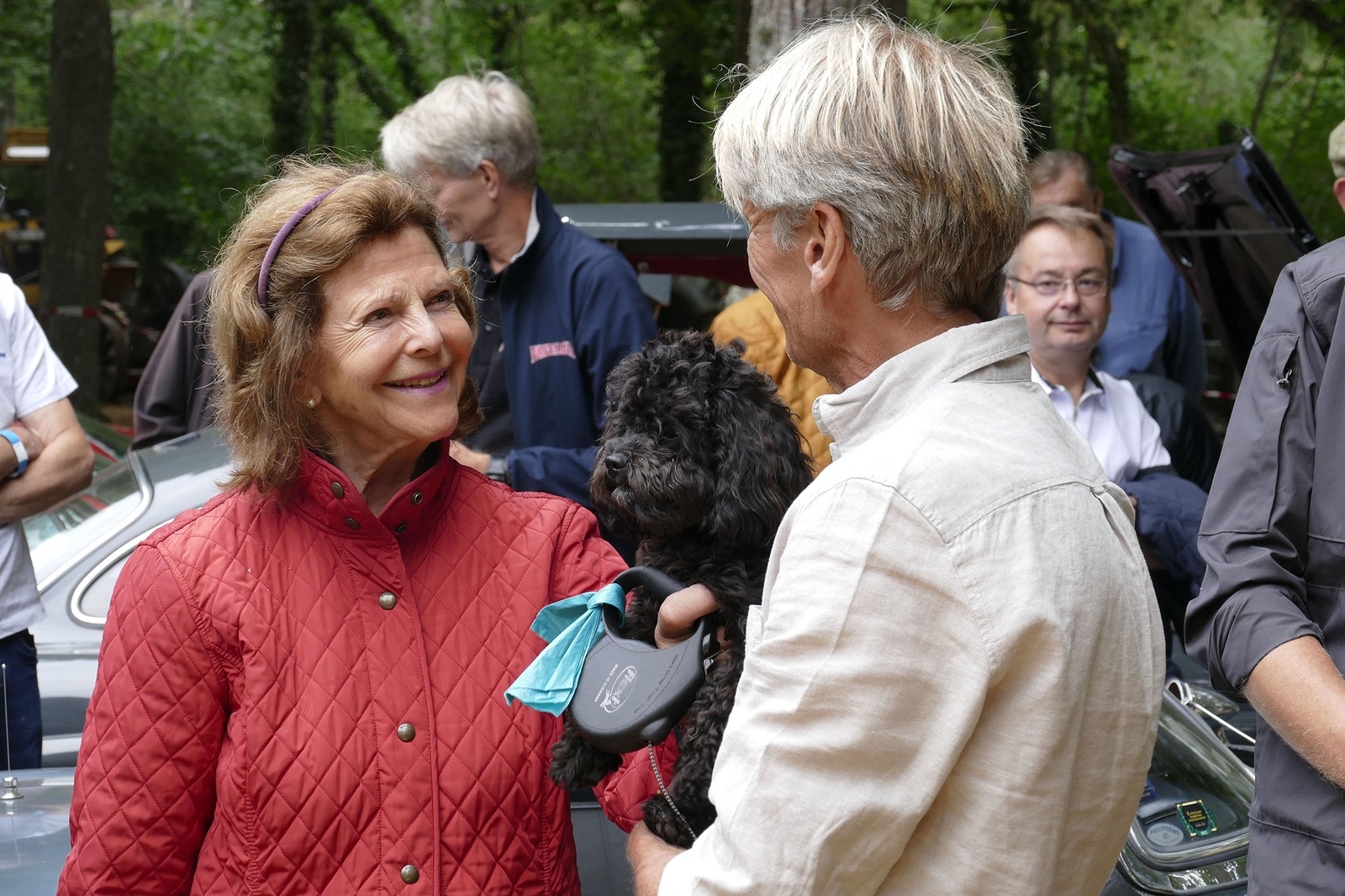Drottning Silvia gick runt bland fordonsentusiasterna och samtalade bland annat med P-G Tälth från Eksjö som senare fick ta emot Sollidenpriset.