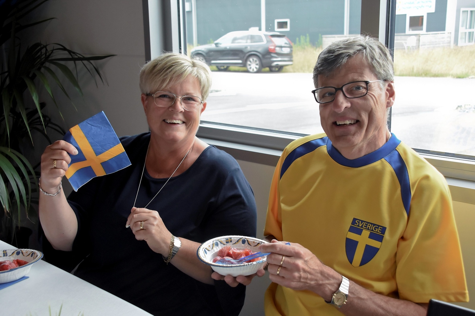 Gunilla och Anders Karlsson njöt av jordgubbar innan avspark. 	Foto: Helén Fingalsson