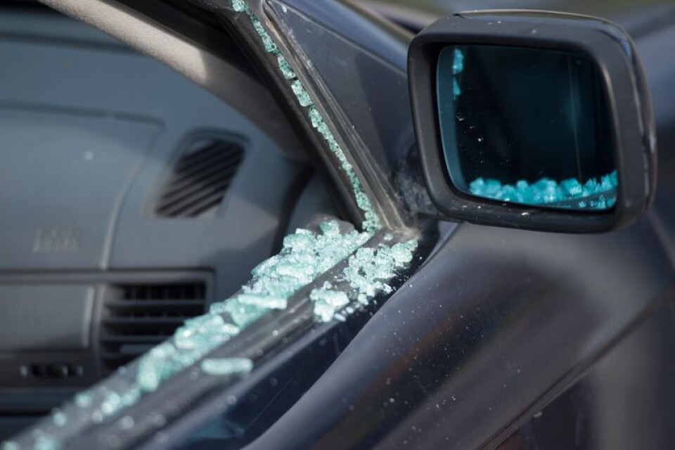 Fyra bilar på olika adresser i centrum fick fönsterrutan krossad.