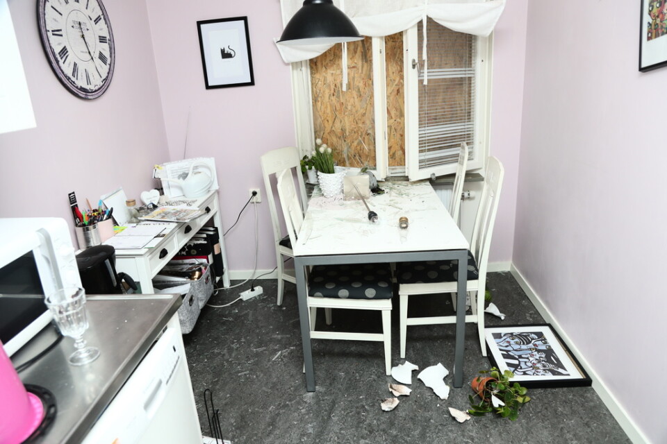 Interiör från en lägenhet i en av fastigheterna efter sprängningen på Ådalagatan. Ett hundratal lägenheter fick skador på fönster och balkonger.