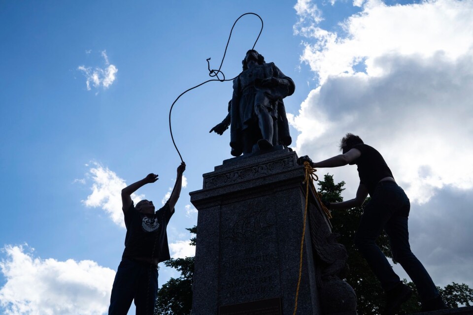 Demonstranter river en staty av Christopher Columbus i St. Paul, Minnesota, den 10 juni.