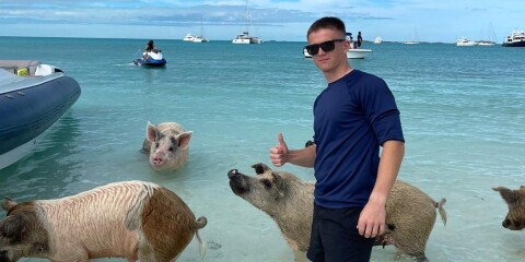UIFK:s Max Toftmark får resa världen över tack vare sitt jobb på superyachten. Här hänger han på stranden på Exuma distriktet på paradisön Bahamas.