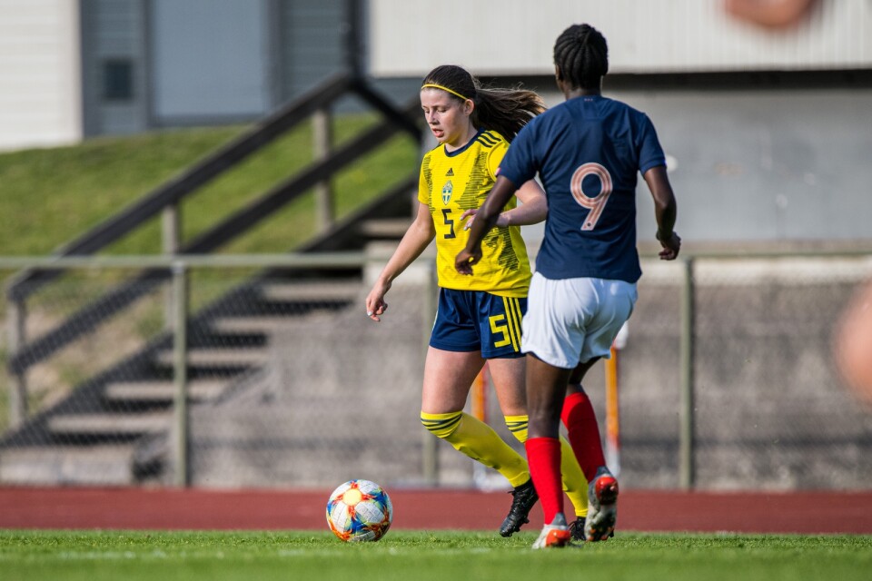Emma Holmqvist under en landskamp mot Frankrike.
