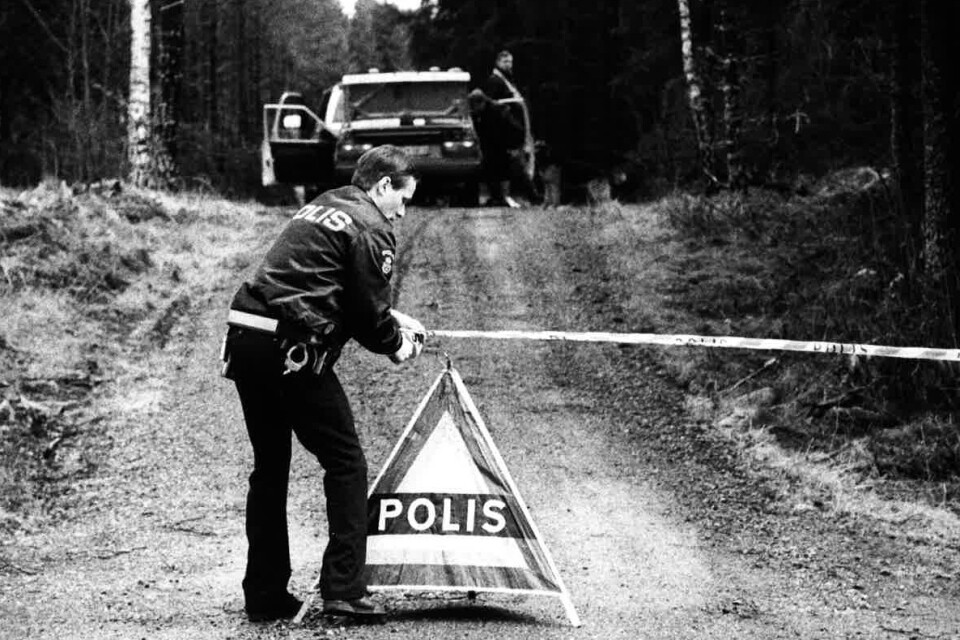 Det har gått 30 år sedan Sparbanken i Braås rånades och det var ett av de första våldsbrotten i länet där polisen hoppades på DNA-spår. På bilden syns Växjöpolisen Robert Loeffel spärra av området sedan rånarnas flyktbil hittats.