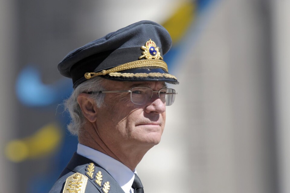 Kung Carl XVI Gustaf hjälper Svenska Akademien att vända blad.