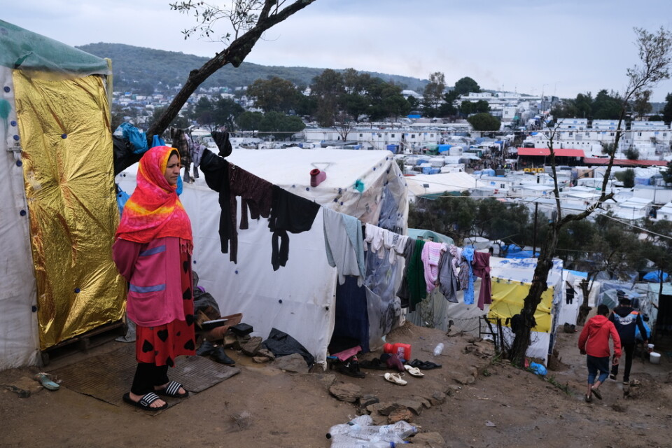 Hjälporganisationer har varnat för att ett coronautbrott i det överfulla flyktinglägret Moria på grekiska Lesbos skulle få förödande konsekvenser.