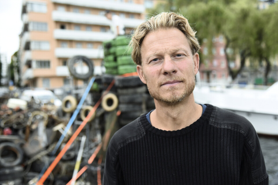 Fredrik Johansson, initiativtagare till projektet Rena Mälaren, som bygger en installation av Stockholms stadshus av sopor som man hittat i Riddarfjärden.