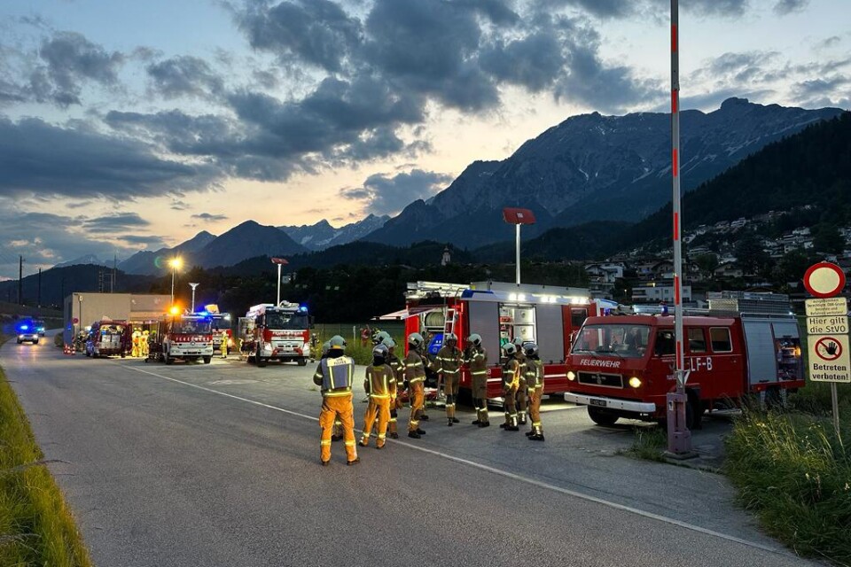 200 passagerare har evakuerats från det brinnande tåget i Österrike.