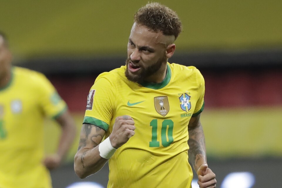 Brasiliens Neymar satte en straff mot Ecuador, på andra försöket.