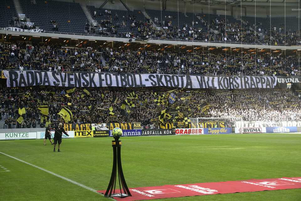 Derbyt inleddes med att AIK-klacken protesterade mot den så kallade villkorstrappan med att vara tysta i tio minuter under söndagens fotbollsmatch i allsvenskan mellan AIK och Hammarby.