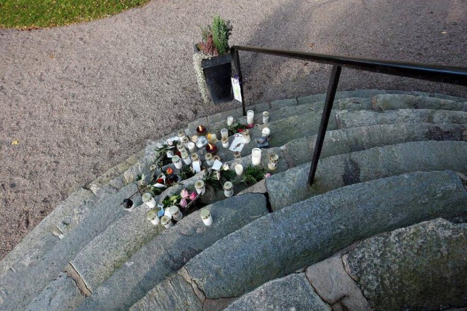 Dagen efter olyckan på Bollebygds kyrkogård lämnade många ljus och blommor till minne av Linnea.