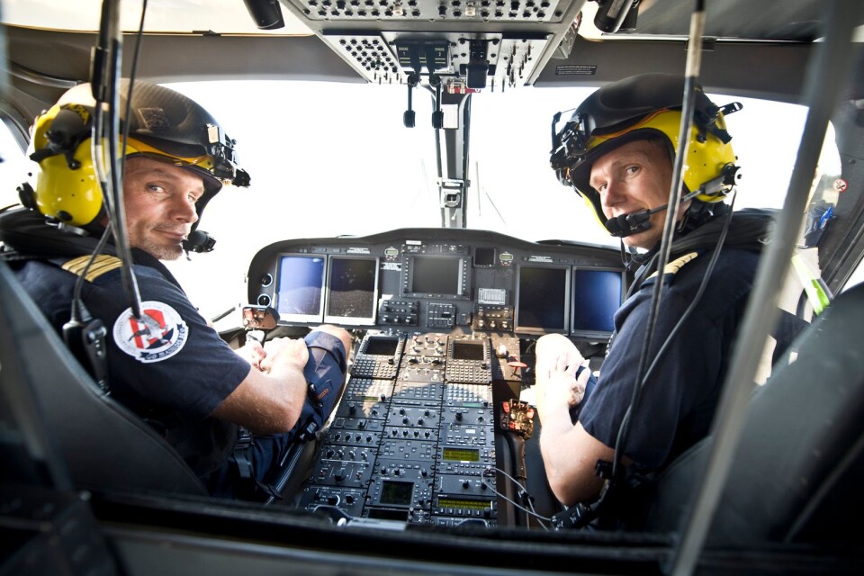 Carl-Johan Ludwig och Anders Olsson är piloter. Under utryckning är det personen till höger som är befälhavare. Det finns dubbla system i helikoptern, men det är bara en som flyger medan den andra kontrollerar.