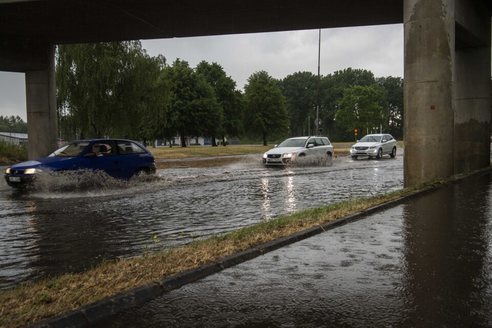 Fler skyfall väntar Hässleholm och kommunen hänger inte med i klimatarbetet, kritiserar skribenten. Bilden: Hovdalavägen i juni 2023 i samban med ett skyfall.