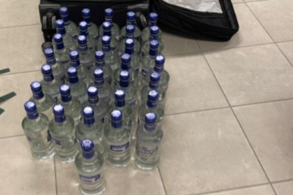 Resväskan som en av 21-åringarna från Växjö kom med var fylld med Zaranoff vodka.