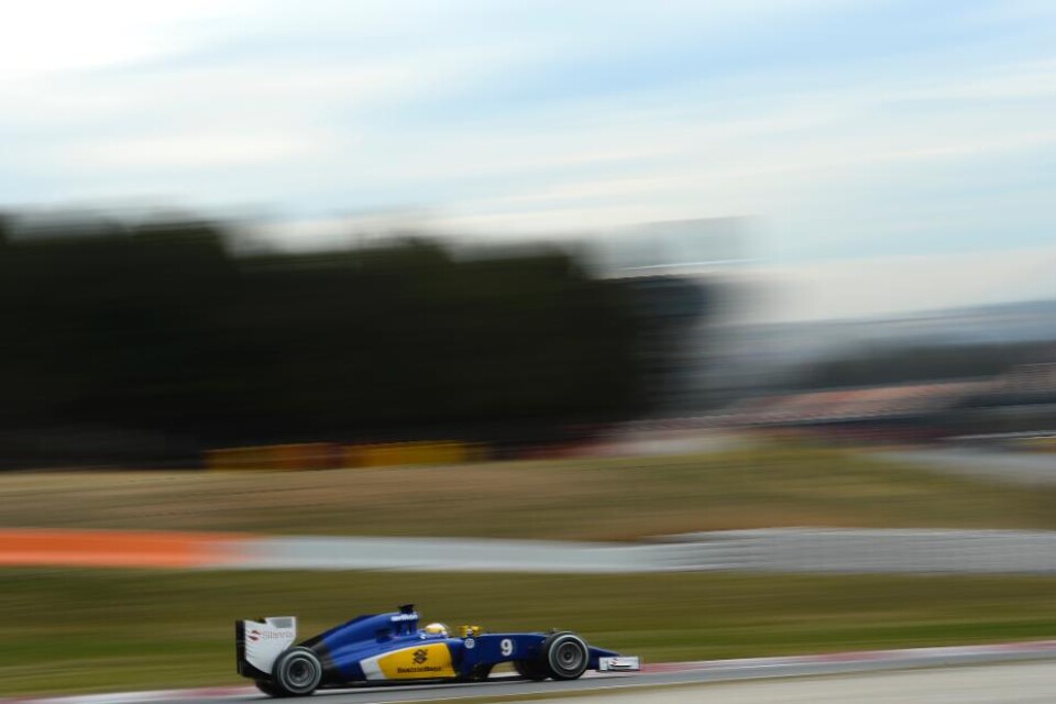 Det flyter på bra för den svenska formel 1-föraren Marcus Ericsson. När den sista testhelgen inför tävlingspremiären i Melbourne, Australien, den 15 mars inleddes i Barcelona var Ericsson näst snabbast i sin Sauber. Felipe Massa i Williams presterade de
