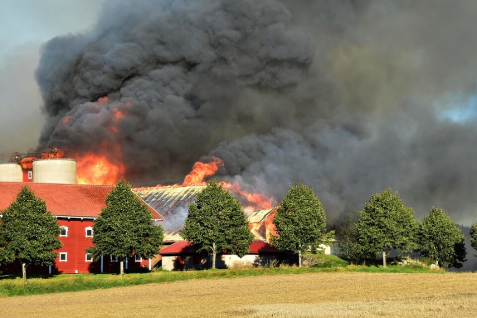 En kraftig brand bröt ut på en gård utanför Vingåker på lördagen.