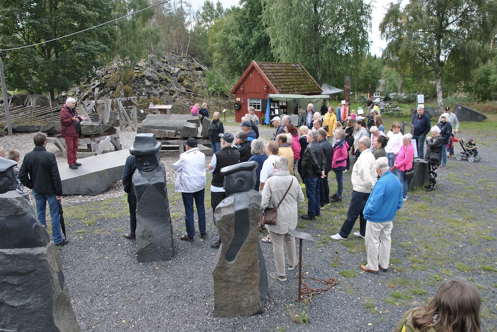 Flera guidningar hölls under Stendagen. Besökarna hade många frågor om det gamla stenbrottet.             Foto: Magnus Wahlström