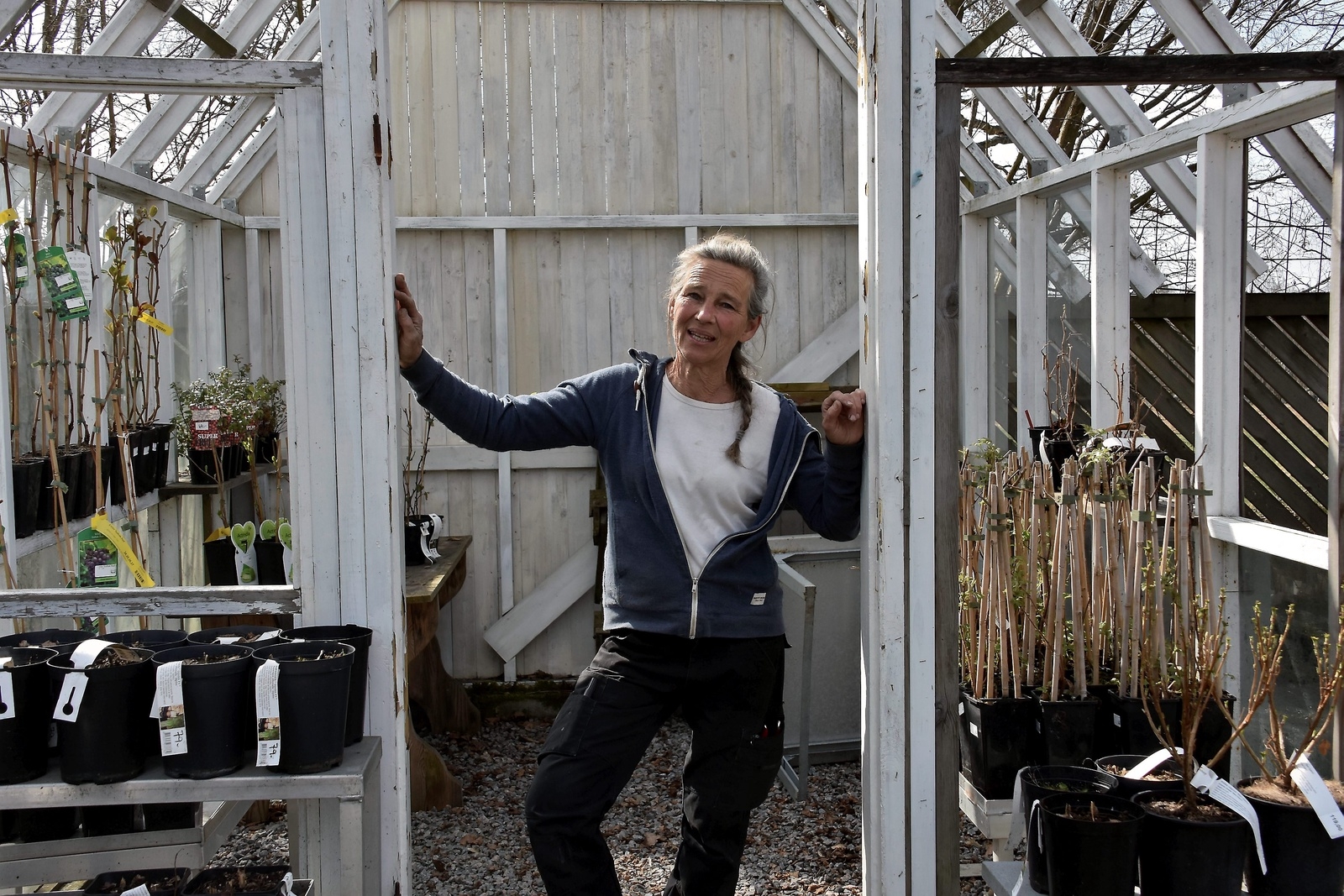 Eva Karlsson i ett av växthusen på Kristinelund. Foto: Helén Fingalsson