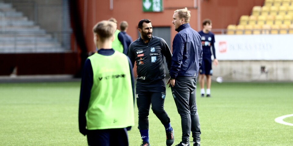 Mak Lind och Tobias Edenvik diskuterar inför mötet hemma mot Skövde AIK.