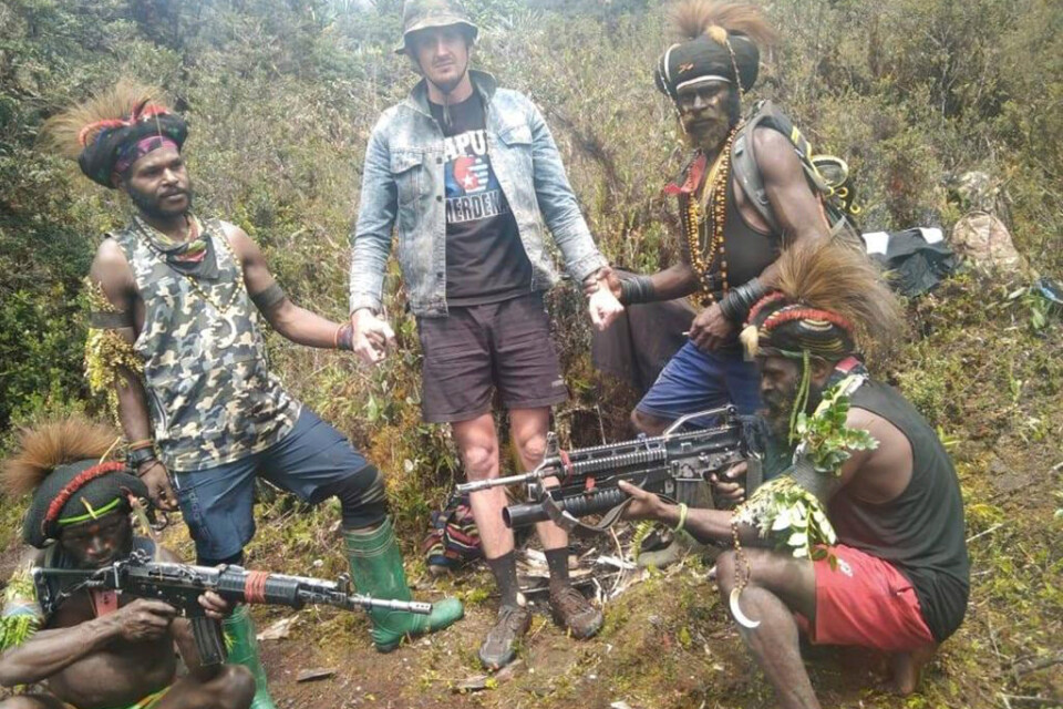 Den papuanska befrielserörelsens väpnade gren har offentliggjort en bild där rebeller poserar med en man som de hävdar är den kidnappade piloten Philip Mark Mehrtens från Nya Zeeland.