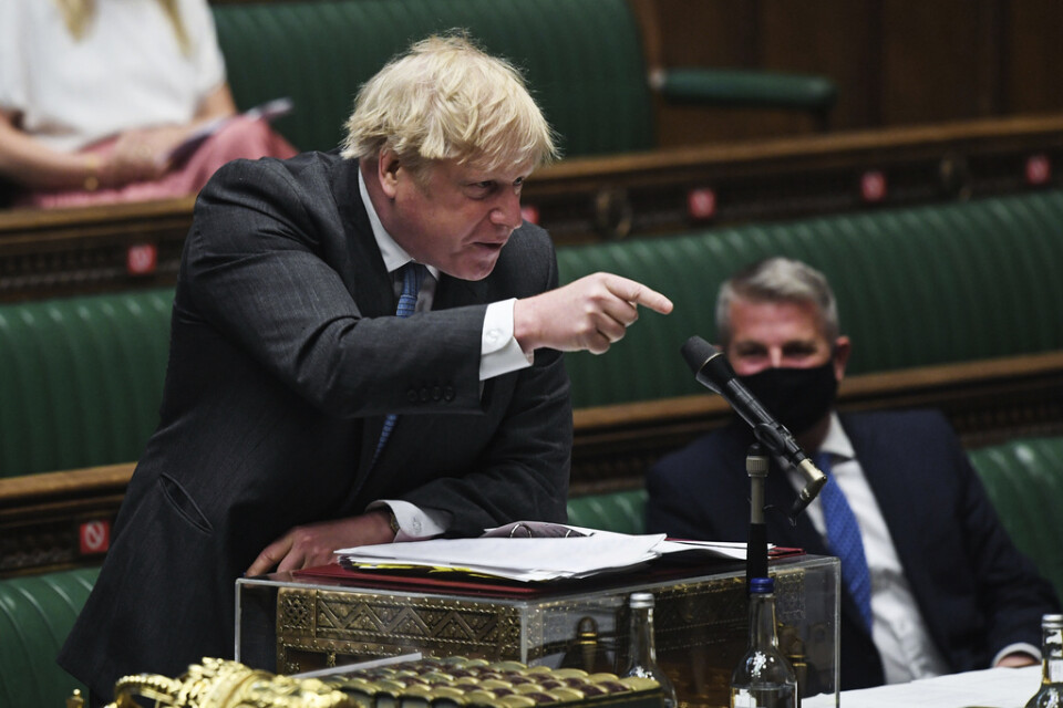 Boris Johnson har fullt upp med att försvara sig. Bild från parlamentsdebatt i London den 28 april.