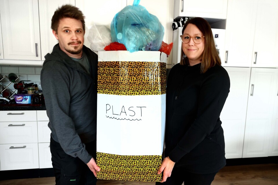 Teddy Stenberg och Jennie Ståhl samlade förbrukning av plastförpackningar under en månads tid ledde till en överfull behållare.