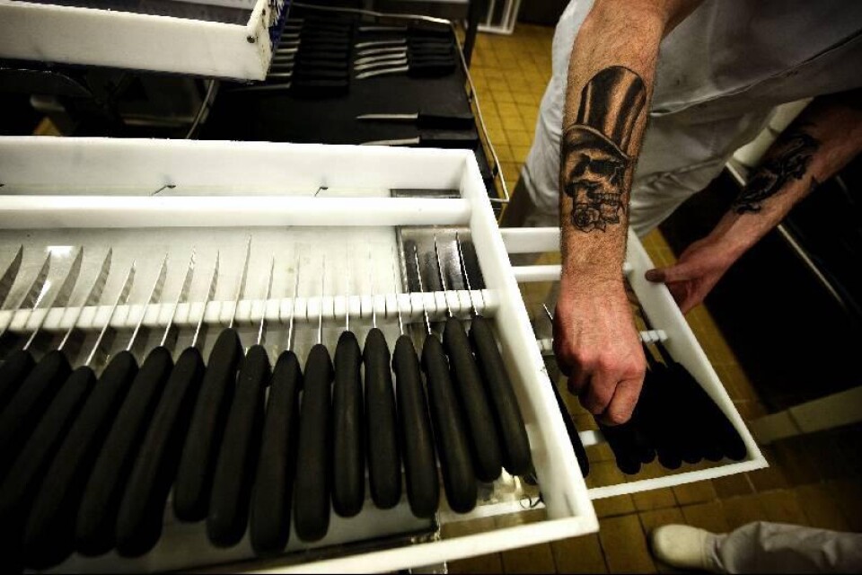 Joakim Fält sorterar de slipade knivarna och gör dem redo för nästa arbetsdag. Styckarna får välja ut fyra knivar varje dag.