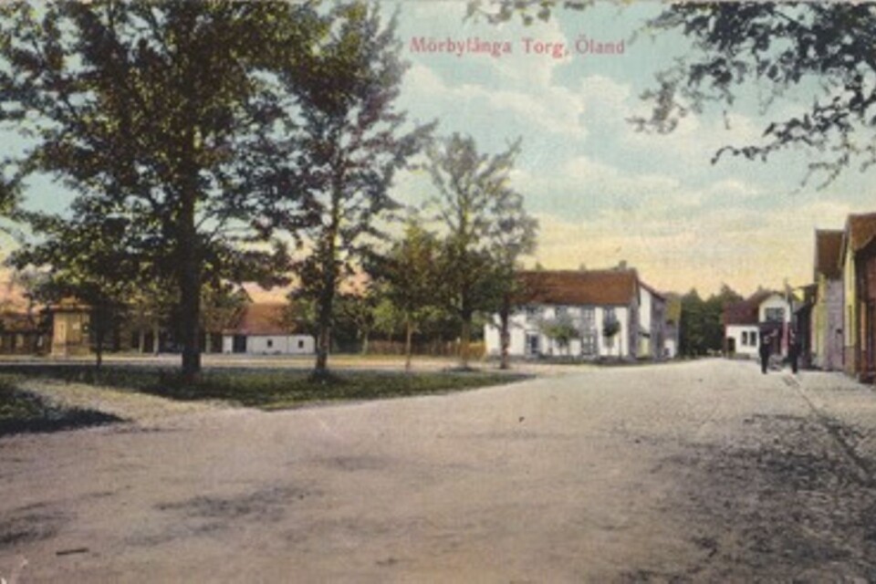 Mörbylånga torg omkring 1920 med den gula torgbrunnen som skymtar bakom träden till vänster.